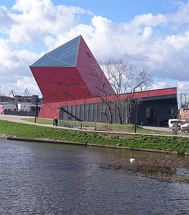 Das Museum des Zweiten Weltkrieges. ein Stein des Anstoßes