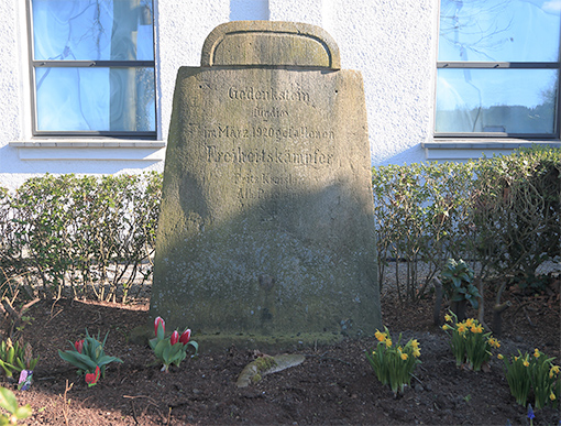„Gedenkstein für die im März 1920 gefallenen Freiheitskämpfer“ auf dem Evangelischen Friedhof in Bommern im Frühjahr 2020