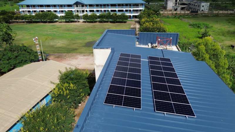 Blick von Osten auf das Dach des neuen Schulgebäudes mit der Solaranlage